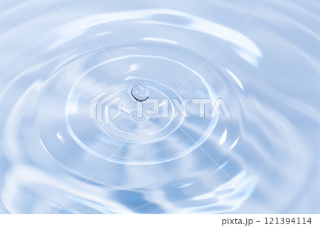 水面に落ちる水滴. 水面に落ちる水滴. 121394114