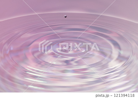 水面に落ちる水滴. 水面に落ちる水滴. 121394118