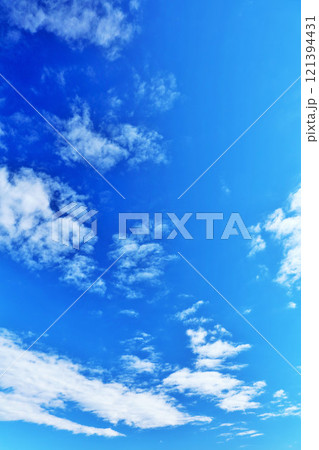 秋の青空と雲 121394431