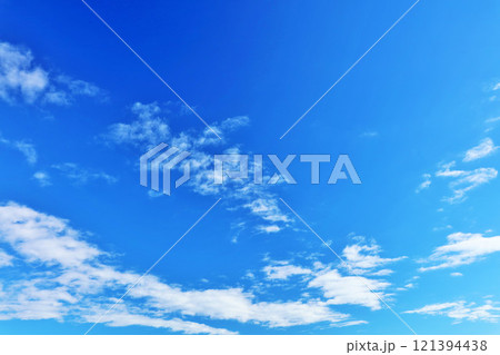 秋の青空と雲 121394438
