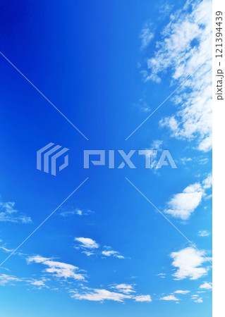 秋の青空と雲 121394439