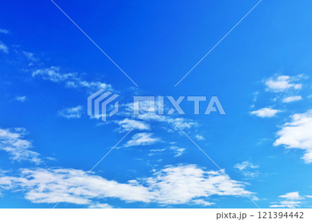 秋の青空と雲 秋の青空と雲 121394442