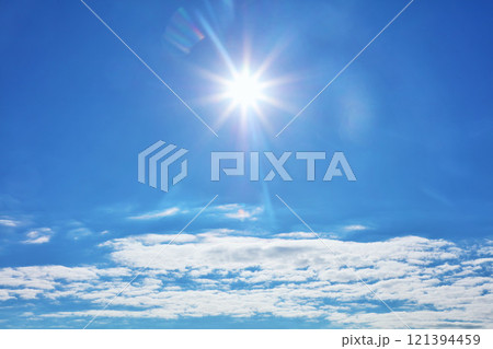 秋の青空と雲　そして太陽 121394459