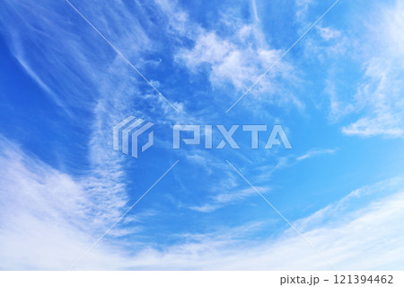 秋の青空と雲 121394462