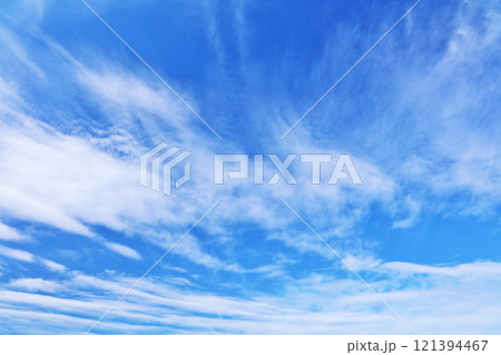 秋の青空と雲 121394467