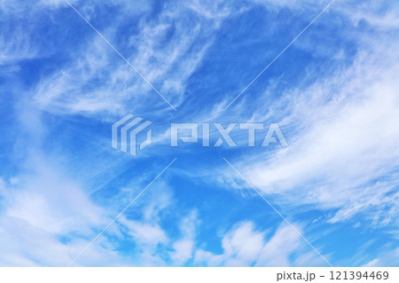 秋の青空と雲 121394469