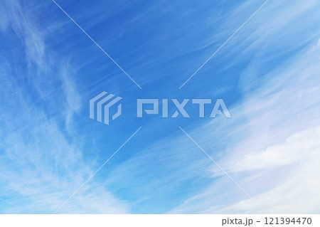 秋の青空と雲 121394470