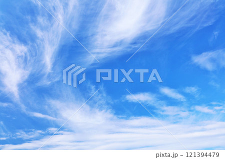 秋の青空と雲 秋の青空と雲 121394479