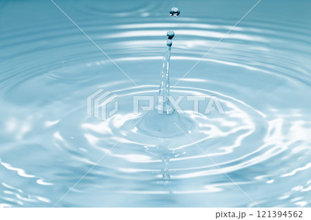 水面に落ちる水滴. 121394562