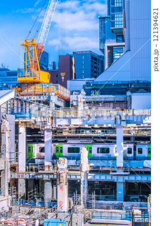 日本の東京都市景観　年の瀬…さよなら渋谷駅西口…山手線の前に巨大鉄骨、謎の支柱が見える＝22日 121394621