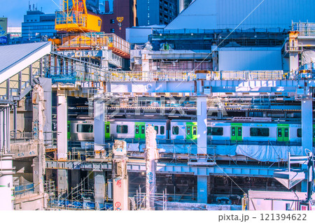 日本の東京都市景観　年の瀬…さよなら渋谷駅西口…山手線の前に巨大鉄骨、謎の支柱が見える＝22日 121394622