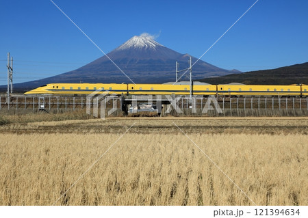 富士山を背に田園を走るドクターイエロー 121394634