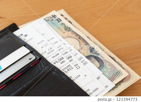 財布とお札とレシート　新紙幣　皮財布に入ったレシート 121394773