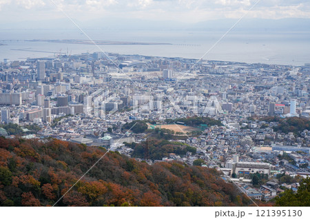 神戸・六甲山系の高取山から見た紅葉の神戸市街地（2024年12月撮影） 121395130