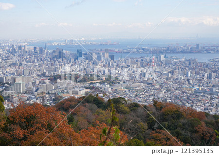 神戸・六甲山系の高取山から見た紅葉の神戸市街地（2024年12月撮影） 121395135