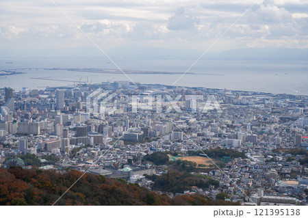 神戸・六甲山系の高取山から見た紅葉の神戸市街地（2024年12月撮影） 121395138