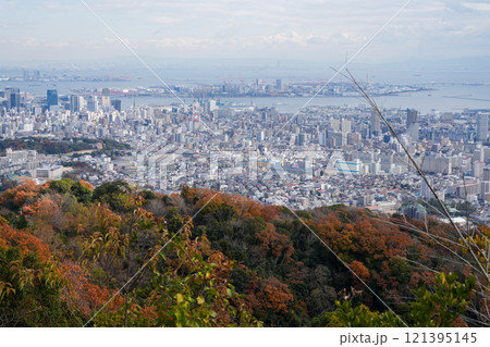 神戸・六甲山系の高取山から見た紅葉の神戸市街地(2024年12月撮影) 神戸・六甲山系の高取山から見た紅葉の神戸市街地(2024年12月撮影) 121395145