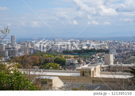 神戸・六甲山系の高取山から見た紅葉の神戸市街地（2024年12月撮影） 121395150