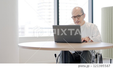 パソコンに戸惑う車椅子の高齢者 121395587