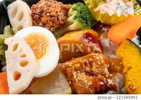 具だくさんのコンビニ弁当 121395941