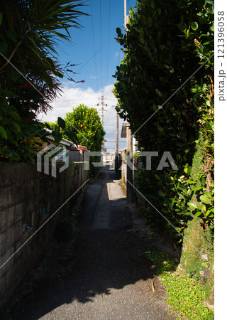 緑のある街の裏通り 緑のある街の裏通り 121396058