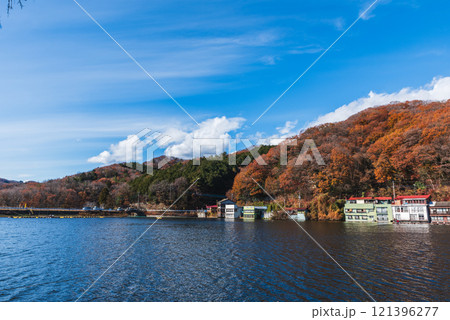 秋の晴れた空と円良田湖 秋の晴れた空と円良田湖 121396277
