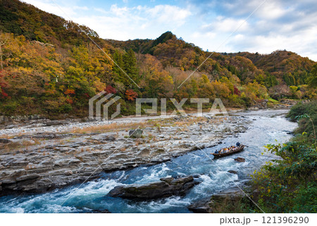 秋の長瀞の岩畳とライン下り 121396290