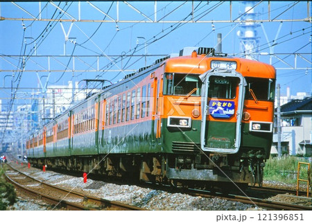 東海道本線を走る修学旅行列車 東海道本線を走る修学旅行列車 121396851