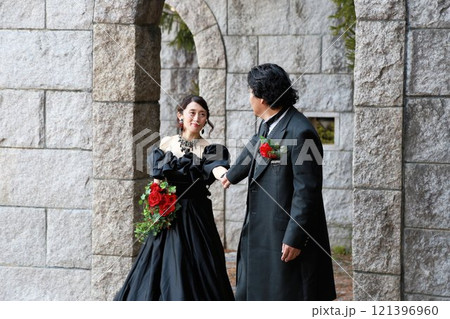 ブラックのウエディングカラードレスを着た新婦様と新郎様 ブラックのウエディングカラードレスを着た新婦様と新郎様 121396960