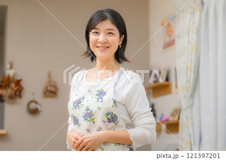 笑顔のお母さんの家事代行などのイメージ 121397201