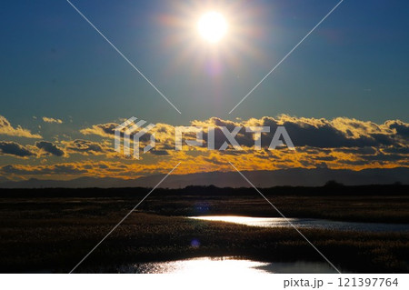 幻想的な冬の河川からの夕景　 121397764