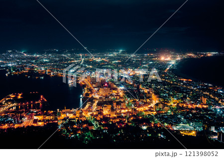 函館山から眺める壮大な夜景 121398052