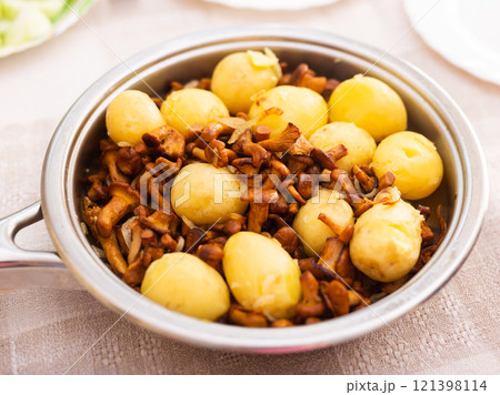 Delicious fried chanterelles with new potatoes in a frying pan 121398114