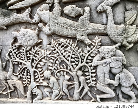 バイヨン寺院のレリーフ〈アンコール・トム/カンボジア王国シェムリアップ州〉 121399744