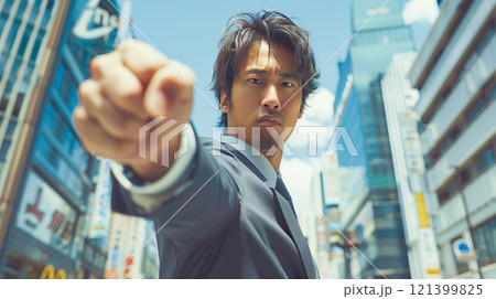 都会の街中で気合を入れて拳を突き出すスーツを着たビジネスマン 都会の街中で気合を入れて拳を突き出すスーツを着たビジネスマン 121399825