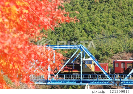 わたらせ渓谷鐵道「もみじと鉄橋を渡るトロッコ列車」 121399915