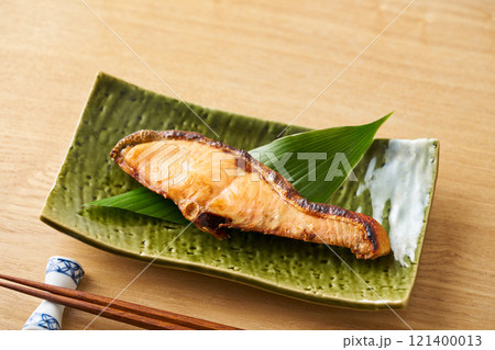 焼き上がった新巻鮭の切り身　北海道産白鮭 121400013