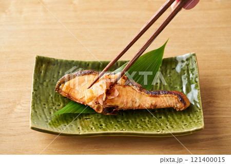 焼き上がった新巻鮭の切り身　北海道産白鮭 121400015