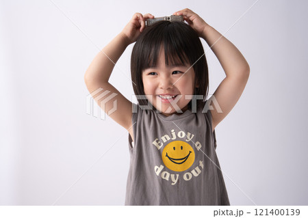 オモチャで遊ぶ女の子 オモチャで遊ぶ女の子 121400139