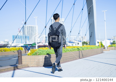 屋外を歩く男性 屋外を歩く男性 121400144