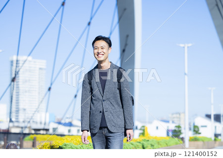 屋外を歩く男性 121400152