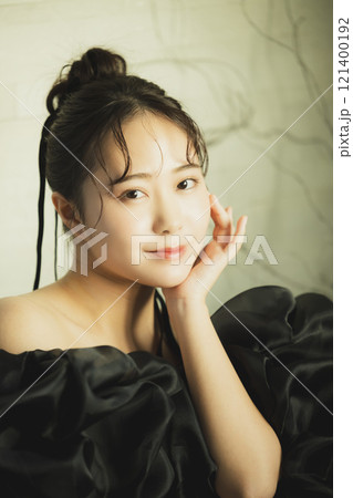 黒いドレスの女性 121400192