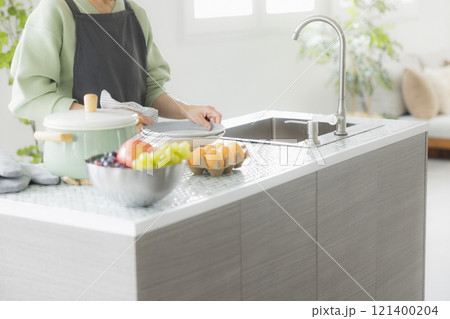 キッチンに立つグレイヘアの女性 121400204