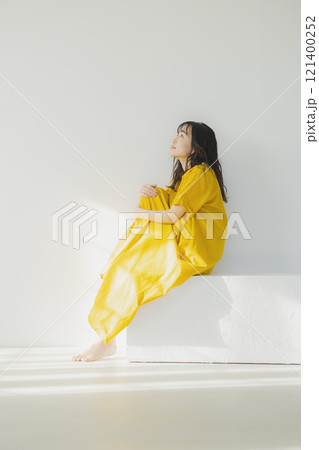 黄色いワンピースの女性 黄色いワンピースの女性 121400252
