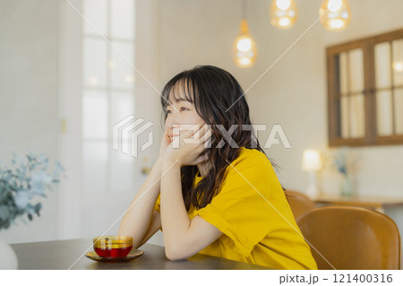 カフェの黄色いワンピースの女性 カフェの黄色いワンピースの女性 121400316