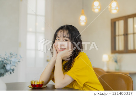カフェの黄色いワンピースの女性 カフェの黄色いワンピースの女性 121400317