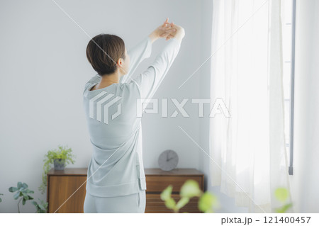 朝、目覚めた女性 朝、目覚めた女性 121400457