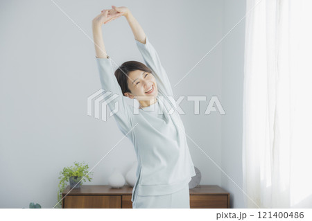 朝、目覚めた女性 朝、目覚めた女性 121400486