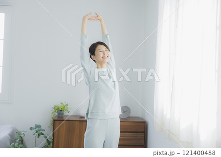 朝、目覚めた女性 121400488