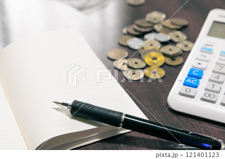 家庭のデスク: 身近な文房具と計算道具 121401123